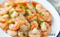 Учимся вкусно варить замороженные креветки с панцирем и без